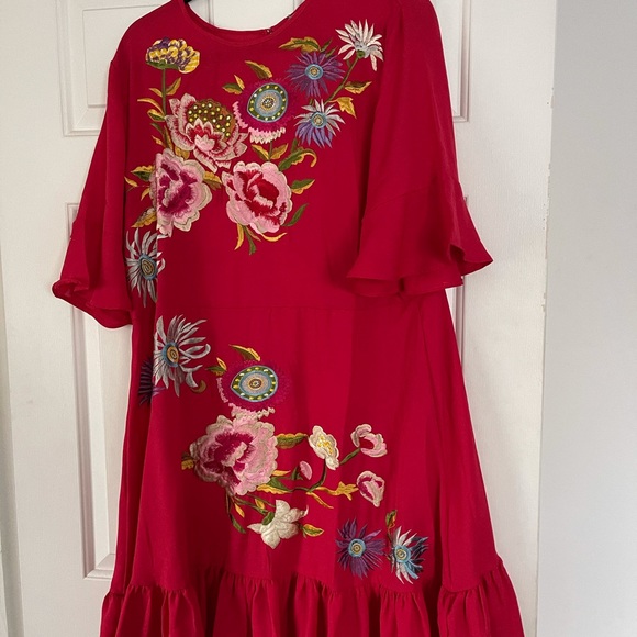Red embroidered dress - Picture 2 of 4